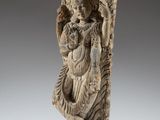 l'image d'une statue de femme tenant un oiseau