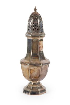 une image représentant un vase argenté sur fond blanc, avec un fond blanc