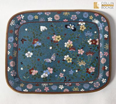 un plateau bleu orné de fleurs et d'oiseaux