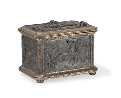 une grande boîte en métal argenté ornée de motifs représentant des personnages