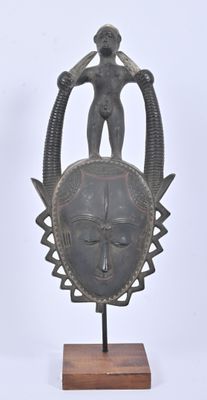 YAOURE, Côte d'Ivoire. Bois dur, patine noire, pigments.