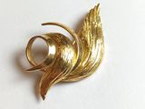 une broche en or ornée d'un motif incurvé