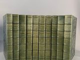 plusieurs livres sont empilés sur une table