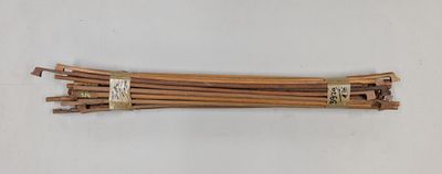 Lot de trente baguettes préparées et tournées, en bois de pe…