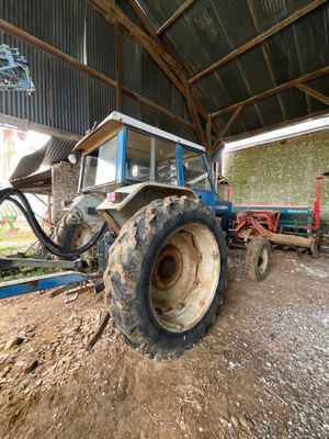 un tracteur qui est à l'arrêt dans la boue