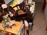 une pièce avec un canapé, un fauteuil, une table et bien d'autres objets
