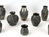 un grand nombre de vases posés sur une table