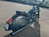 une moto garée sur le parking