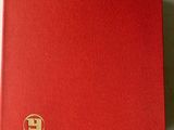 un livre rouge posé sur une table