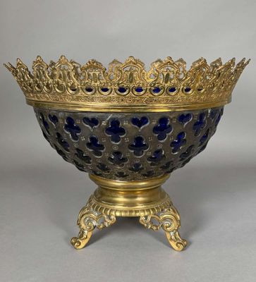un bol en verre doré et bleu surmonté d'une couronne