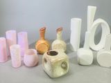 de nombreux vases de toutes sortes sur la table
