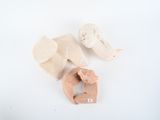 trois peluches posées sur une surface blanche