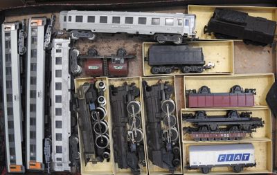 beaucoup de petits trains dans une boîte posée sur la table