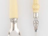 deux cuillères et une spatule posées l'une à côté de l'autre