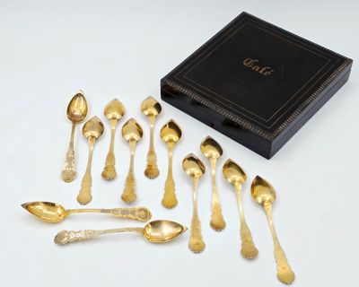 a lot of gold spoons and spoon spoons in a black box