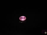 l'image d'une bague rose dans l'obscurité