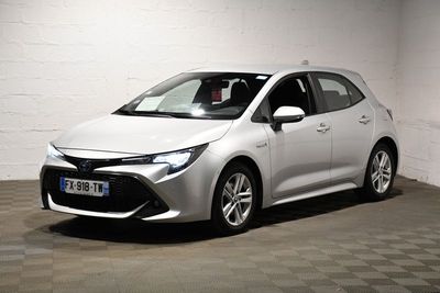La Toyota Corolla est garée dans une pièce blanche