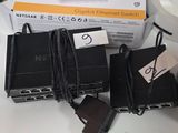 une table sur laquelle sont posés tout un tas d'appareils électroniques