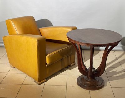 une chaise et une table posées à même le sol dans une pièce