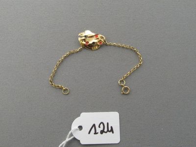 bracelet plaqué or avec une breloque en forme de cœur, monté sur une chaîne plaquée or