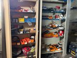 une photo d'un garage rempli d'une multitude d'outils