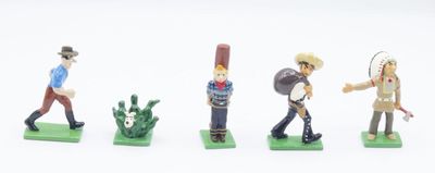 cinq figurines représentant différentes personnes dans différentes poses