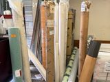 de nombreux rouleaux de papier par terre dans un entrepôt