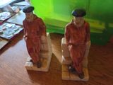 deux figurines représentant deux hommes assis sur un banc