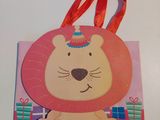 une photo d'un sac en papier sur lequel est représenté un lion