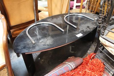 deux parapluies posés sur une table au milieu d'une pièce