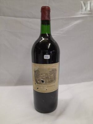 la bouteille de vin est posée sur la table, prête à être remplie