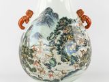 un vase avec un tableau posé sur une table
