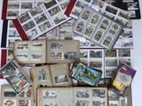 beaucoup de vieilles photos et de cartes postales sur la table