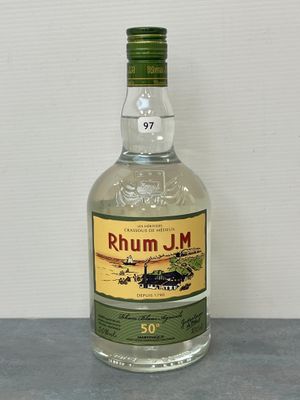une bouteille de rhum « J M » posée sur une table