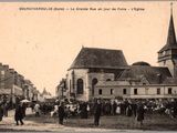 une photo en noir et blanc montrant une foule devant une église