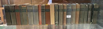 beaucoup de livres posés sur une étagère en verre