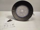 une image représentant une lampe posée sur une table