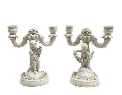 deux figurines assises sur une table