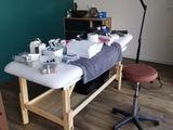 une pièce dans laquelle se trouvent une table et une chaise