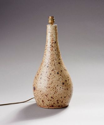 une petite lampe posée sur une table