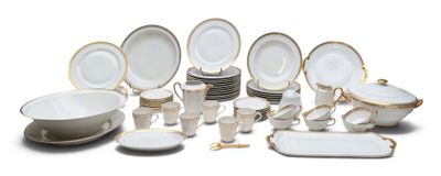 beaucoup d'assiettes, de bols et de tasses blancs et dorés