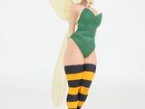 statue d'une femme déguisée en abeille, vêtue d'une tenue verte et jaune