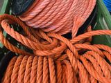 une boîte remplie de cordes orange et noires