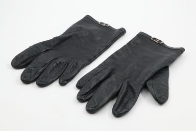 une paire de gants en cuir noir sur fond blanc