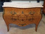 une petite commode avec un plateau en marbre