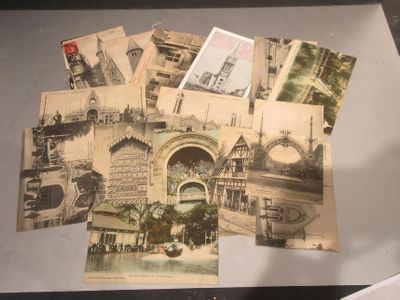 de nombreuses vieilles cartes postales sur la table, avec des images dessus