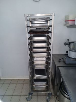 Dans une cuisine, plusieurs casseroles sont empilées les unes sur les autres.