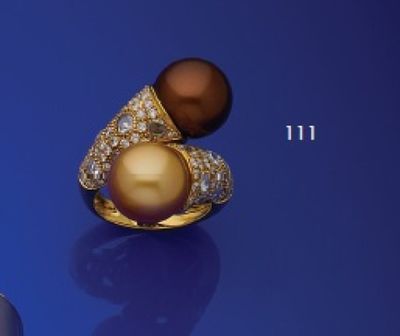 une image représentant une bague en or sertie d'une perle brune et de diamants