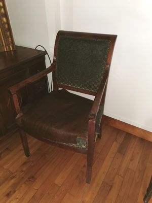 une chaise qui se trouve devant un bureau
