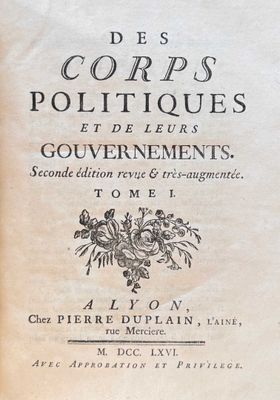 gros plan d'un vieux livre avec une écriture dessus